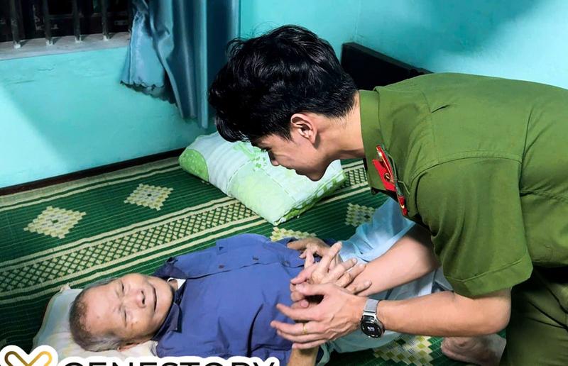 Các tổ công tác lưu động tranh thủ làm thêm cả buổi tối đến tận ngõ, gõ tận nhà để thu nhận ADN đối với các trường hợp thân nhân liệt sĩ già yếu, đi lại khó khăn. Ảnh: Quốc Anh