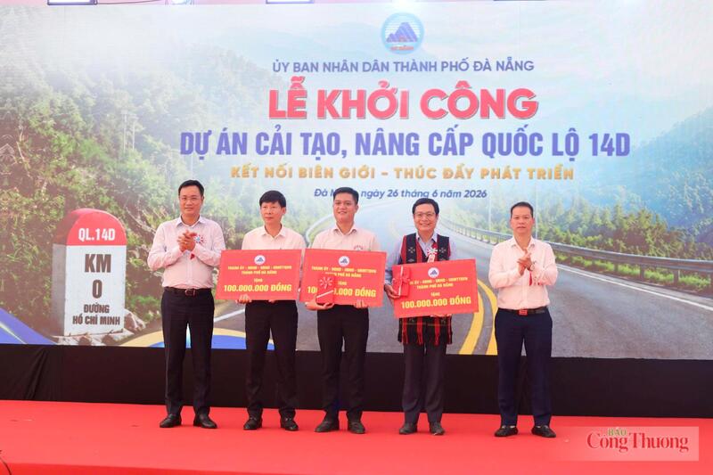 Dịp này, UBND TP. Đà Nẵng cũng trao 300 triệu đồng cho 3 xã có các hộ dân khó khăn bị ảnh hưởng khi Dự án đi qua để giúp họ ổn định cuộc sống
