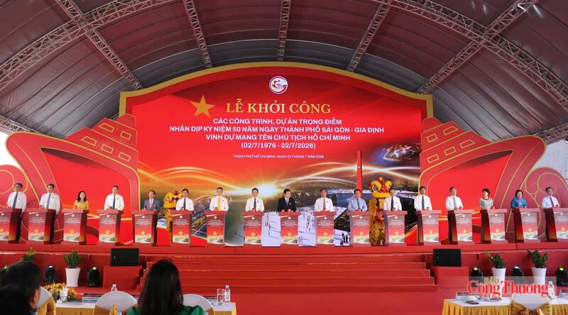 Các đại biểu thực hiện nghi thức khởi công các công trình, dự án trọng điểm chào mừng dịp kỷ niệm 50 năm TP. Hồ Chí Minh vinh dự mang tên Bác. Ảnh: Thanh Minh.