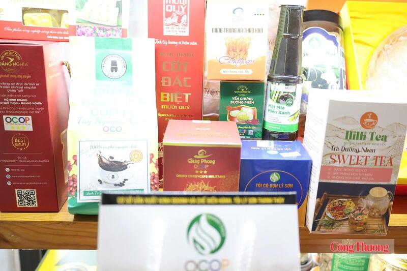 Những chính sách hỗ trợ cũng như việc xử lý logo, mã vạch và các loại giấy tờ đã đăng ký theo mô hình hộ kinh doanh trước đây đã được các ngành chức năng giải thích, hướng dẫn để hộ kinh doanh có thể chuyển đổi một cách thuận lợi. Ảnh: Nguyễn Dương
