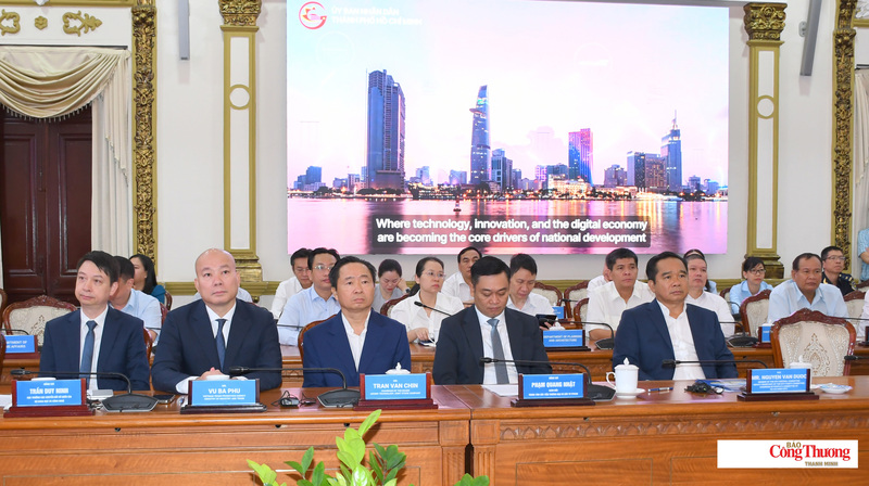 Ông Vũ Bá Phú - Cục trưởng Cục Xúc tiến thương mại (Bộ Công Thương) và các đại biểu tham dự sự kiện.
