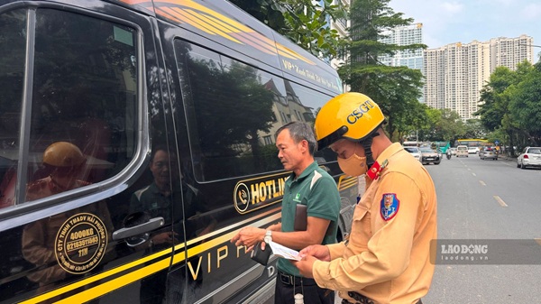 Đội Cảnh sát giao thông đường bộ số 6 kiểm tra xe limousine chở khách trên đường Phạm Hùng. Ảnh: Minh Hạnh.