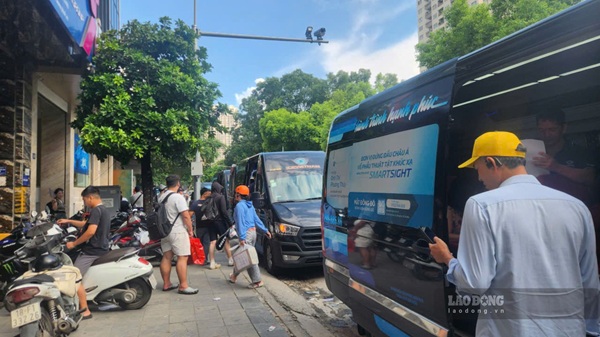 Thủ đoạn né kiểm tra của các nhà xe núp bóng hợp đồng tại Hà Nội. Ảnh: Minh Hạnh