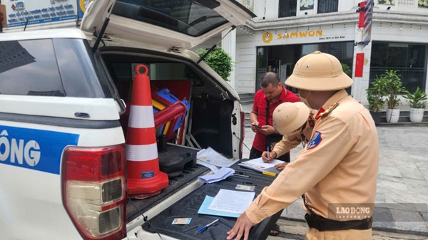 CSGT xử phạt phương tiện dừng đỗ sai quy định trên đường Mạc Thái Tổ, Hà Nội. Ảnh: Minh Hạnh