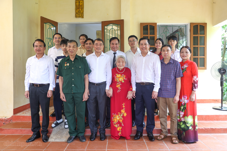 Thủ tướng Lê Minh Hưng chụp ảnh lưu niệm cùng gia đình bà Trần Thị Vinh - Ảnh: VGP/Nhật Bắc
