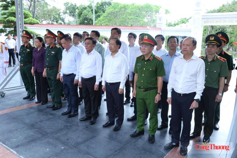 Tại Khu Di tích lịch sử Ngã ba Đồng Lộc (Hà Tĩnh), Thường trực Ban Bí thư Trần Cẩm Tú và đoàn công tác dâng hương, bày tỏ lòng thành kính tới các Anh hùng liệt sĩ. Ảnh: Thành Đô