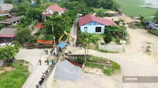 Toàn cảnh khu vực cửa khẩu đê Đô Tân bên sông Công, xã Trung Giã, Hà Nội, nơi diễn ra cuộc diễn tập. Ảnh: Trung Nguyên