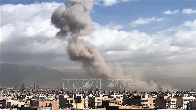 Khói bốc lên sau các vụ không kích của lực lượng Mỹ - Israel xuống thủ đô Tehran, Iran. Ảnh: ANI/TTXVN phát