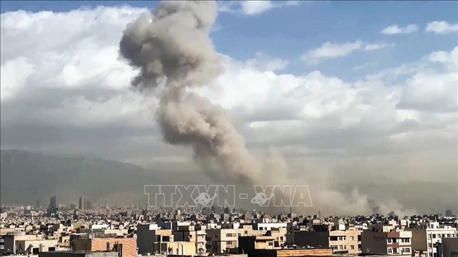 Khói bốc lên sau cuộc không kích của Mỹ - Israel nhằm vào các mục tiêu ở Tehran, Iran. Ảnh: ANI/TTXVN phát