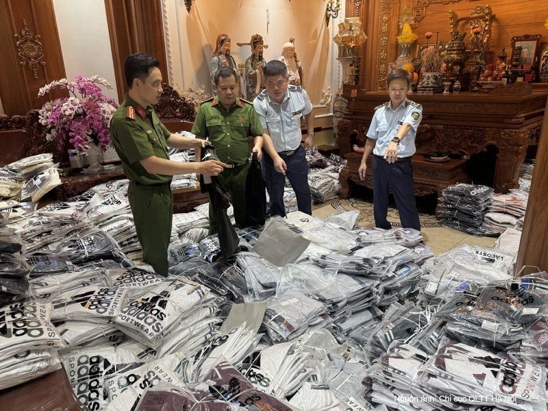 Lực lượng Công an thành phố Hà Nội phối hợp với lực lượng Quản lý thị trường thành phố Hà Nội kiểm tra đột xuất một cơ sở kinh doanh tại thôn 4 Ninh Hiệp, xã Phù Đổng, thành phố Hà Nội. Ảnh: Chi cục Quản lý thị trường Hà Nội