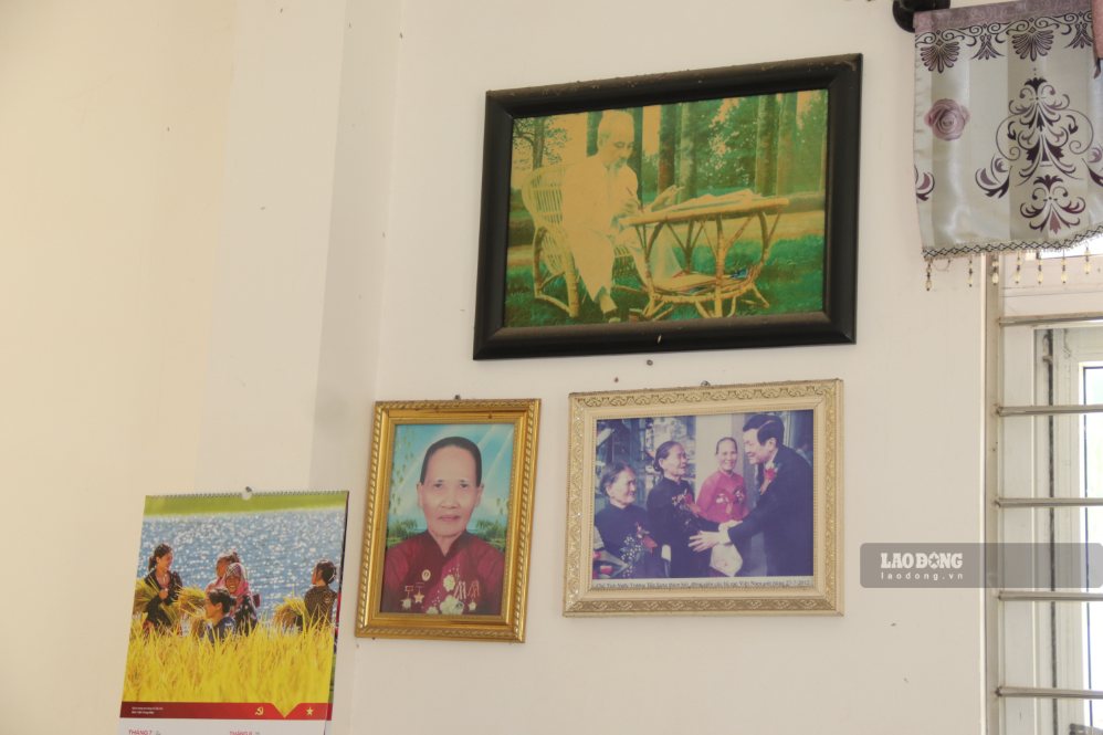 Những bức ảnh kỷ niệm treo trong ngôi nhà của Mẹ Việt Nam Anh Hùng Nguyễn Thị Nhung. Ảnh: Nguyễn Linh