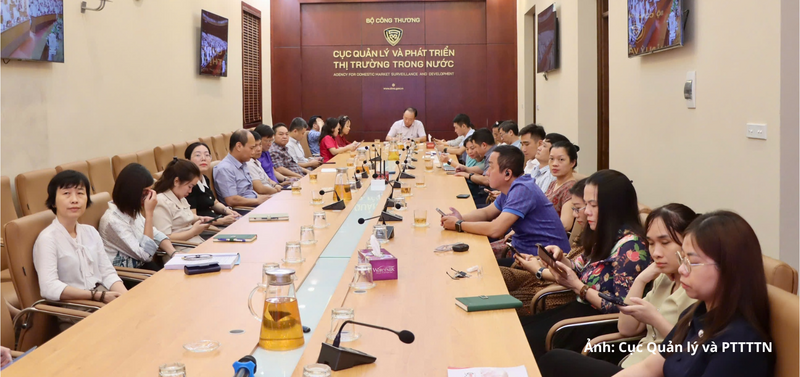 Đảng viên tham dự học tập quán triệt nghị quyết tại điểm cầu Đảng bộ Cục Quản lý và Phát triển thị trường trong nước.