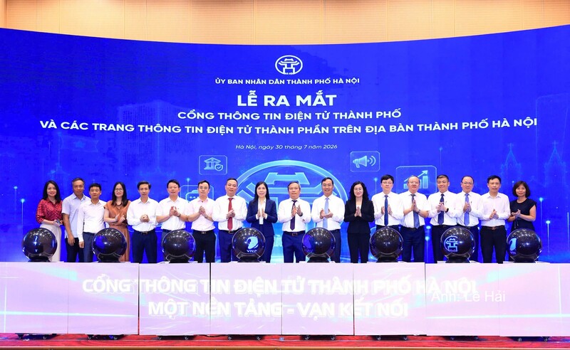 Các đại biểu chụp ảnh lưu niệm tại sự kiện.