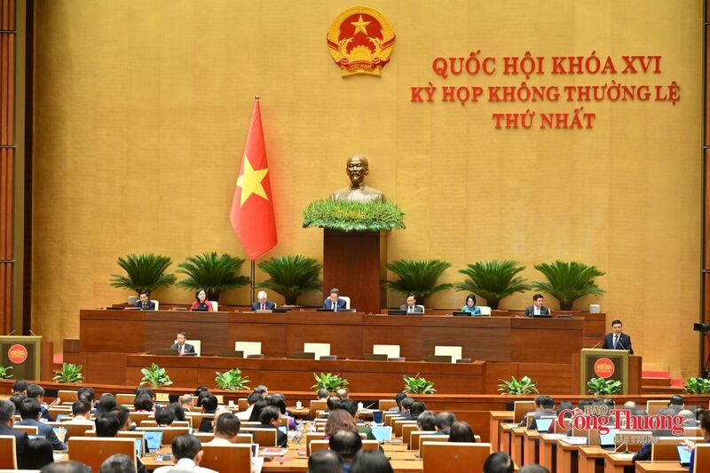 Bộ trưởng Bộ Công Thương Lê Mạnh Hùng trình bày tờ trình về dự án Luật Dầu khí (sửa đổi).