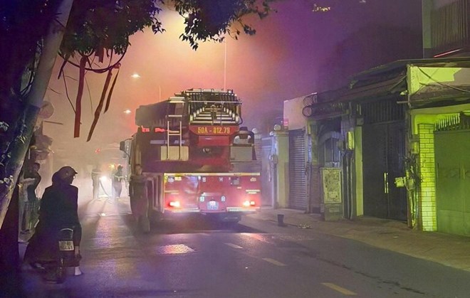 Cháy quán ăn ở TPHCM lúc rạng sáng, 2 người bị thương