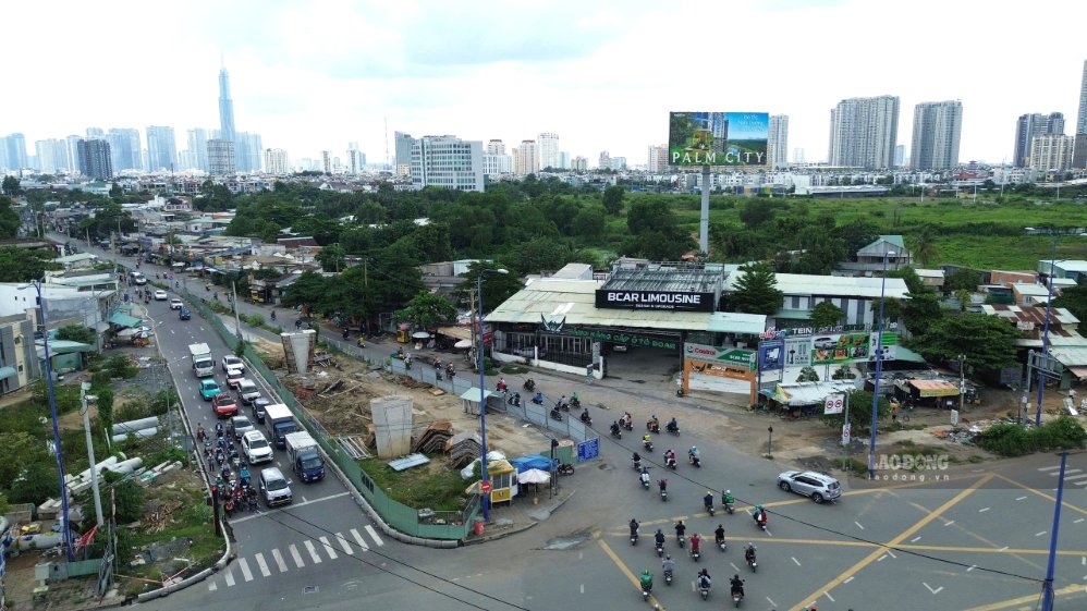 Nhánh cầu N1.2 nối từ đường Lương Định Của lên cao tốc đang vướng mặt bằng.  Ảnh: Anh Tú