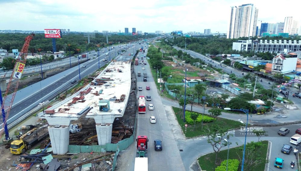 Phần nhánh cầu kết nối từ Mai Chí Thọ và Lương Định Của lên cao tốc TPHCM - Long Thành.   Ảnh: Anh Tú