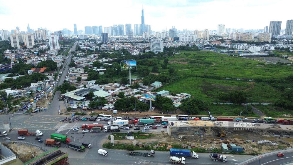 Khu vực hơn 2,2 ha mặt bằng trên đường Lương Định Của khiến nút giao An Phú chậm tiến độ.  Ảnh: Anh Tú