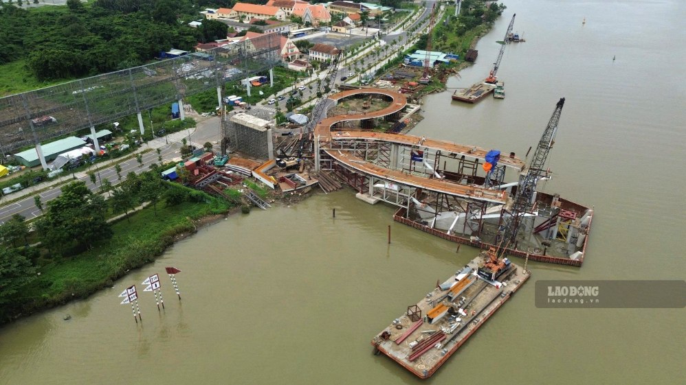 Thi công trụ và đường dẫn đầu cầu phía Khu đô thị mới Thủ Thiêm.  Ảnh: Anh Tú