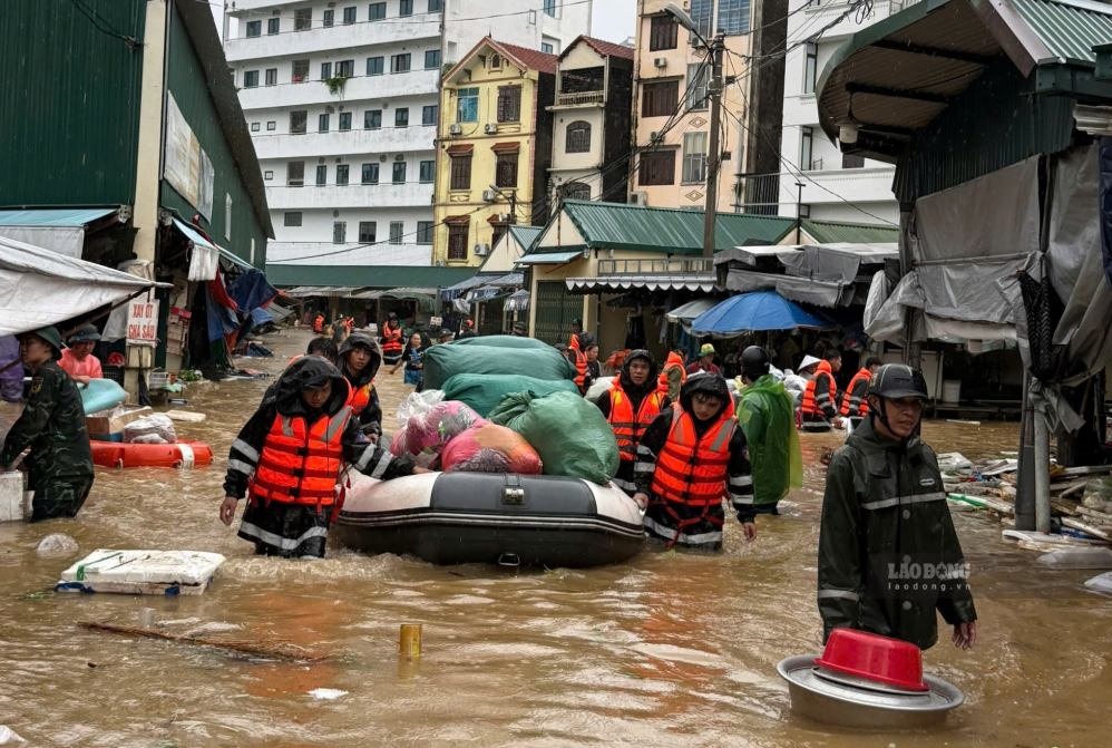 Chợ Giếng Vuông từng ngập ngang người trong ngày đầu mưa lớn ở Lạng Sơn. Ảnh: Khánh Linh