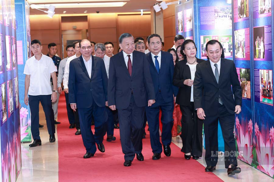 Tổng Bí thư, Chủ tịch nước Tô Lâm và các đại biểu tham quan triển lãm “Những tấm gương bình dị mà cao quý“. Ảnh: Hải Nguyễn