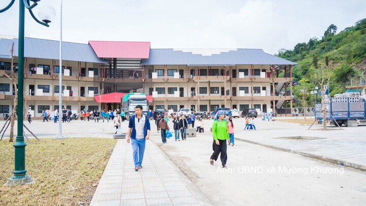Trường phổ thông nội trú tiểu học và trung học cơ sở Mường Khương được xây dựng khang trang, sạch đẹp.