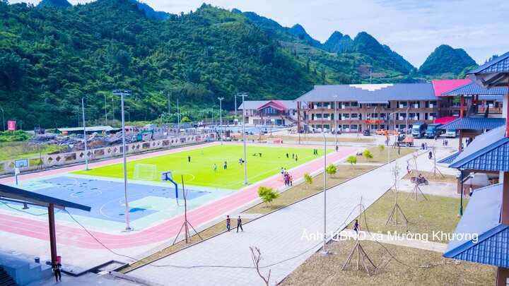 Ngôi trường được xây dựng đồng bộ, hiện đại.