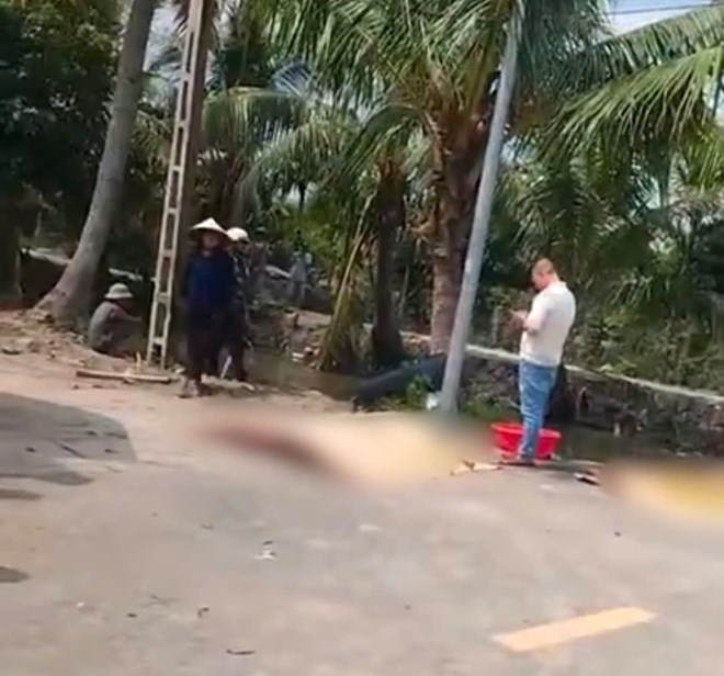 Ôtô lao xuống mương nước ở Hải Phòng, 2 người tử vong