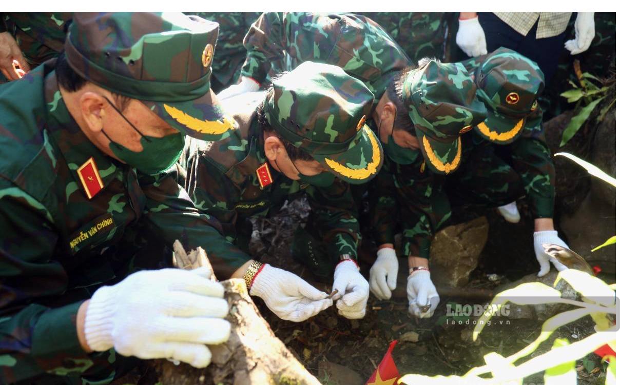 Những mẫu vật dù là nhỏ nhất còn sót lại cũng là manh mối quý giá để tìm kiếm hà cốt các liệt sĩ. Ảnh: Văn Long.