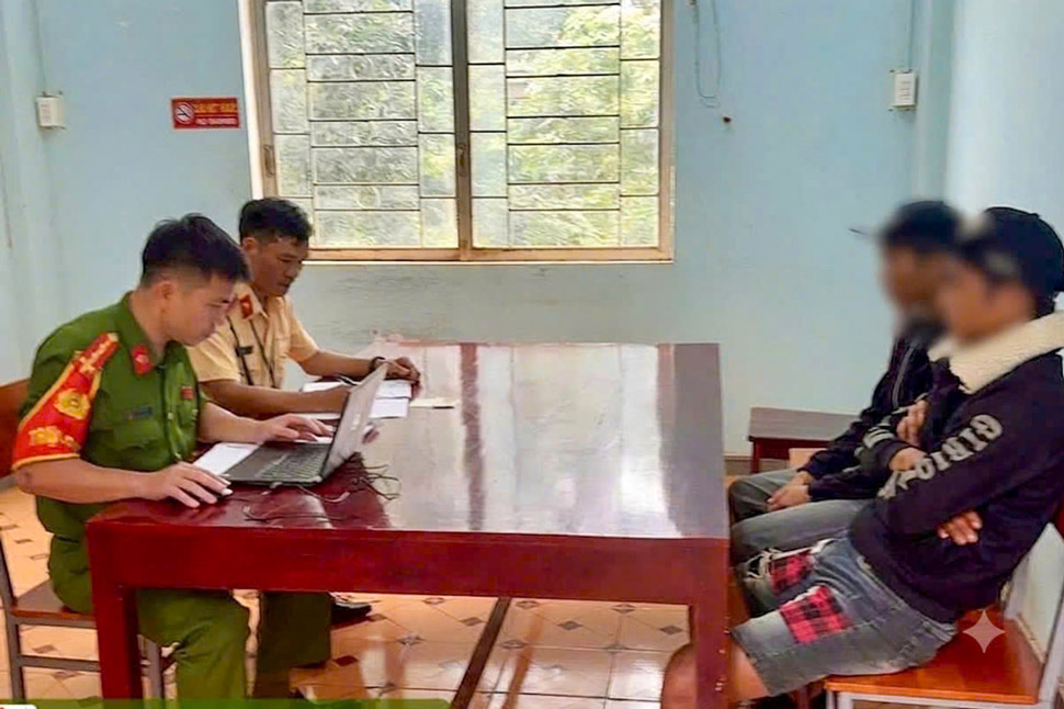 Công an làm việc với 2 thanh niên chặn đầu, thách thức xe tải. Ảnh: Công an Gia Lai