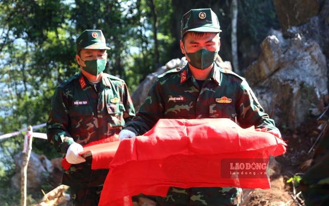 Phá đá, mở hang sập tìm hài cốt liệt sĩ trên điểm cao 685 Tuyên Quang