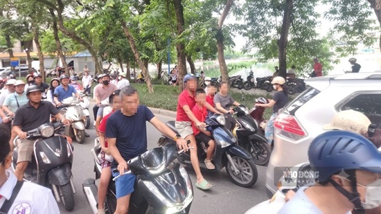 Đưa con đến trường, phụ huynh chớ xem nhẹ luật giao thông. Ảnh: Minh Hạnh