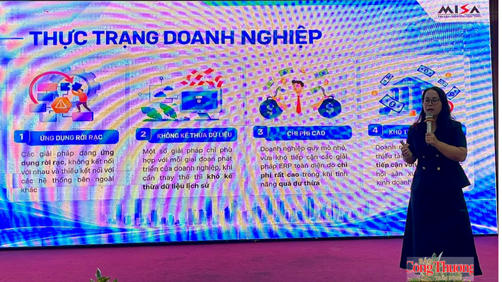 Bà Nguyễn Ngọc Lệ - Giám đốc khối kinh doanh, Tập đoàn MISA trình bày báo cáo chủ đề tại hội thảo.