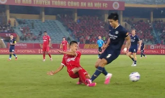 Văn Hậu có thể nhận thêm án phạt nguội sau pha phạm lỗi thô bạo