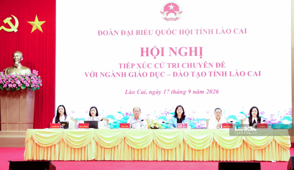 Đoàn Đại biểu Quốc hội tỉnh Lào Cai tại hội nghị tiếp xúc. Ảnh: Tiến Lập