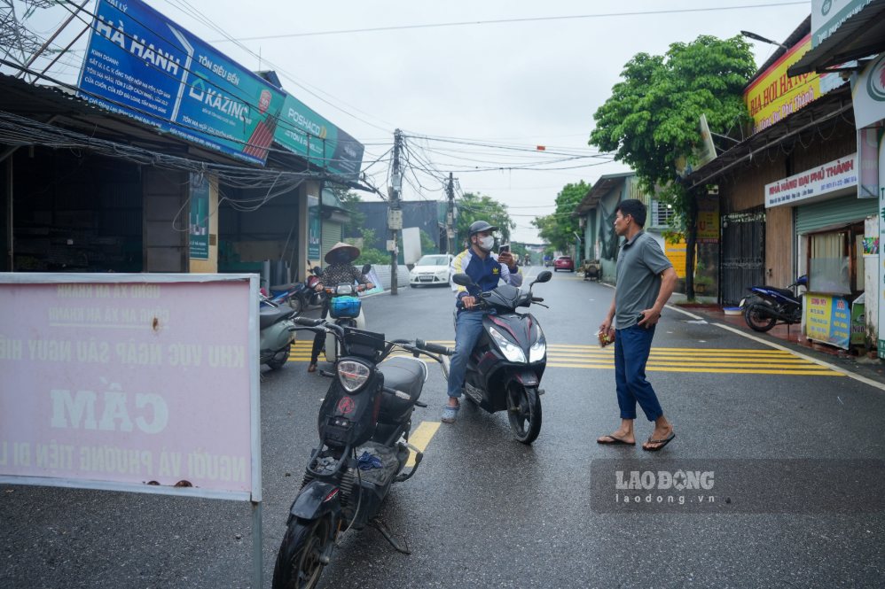 Người dân phải quay đầu tìm lộ trình thay thế khi không được lưu thông qua cầu Đại Thành. Ảnh: Sóng Hữu
