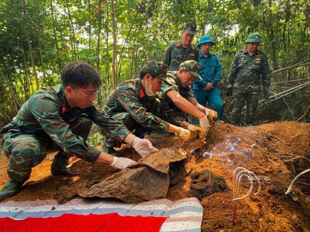 Di vật được tìm thấy trong quá trình khai quật được thu thập, bảo quản để phục vụ xác minh. Ảnh: Đinh Đại