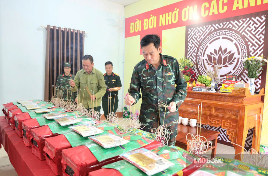 Bộ Chỉ huy quân sự tỉnh Lào Cai dâng hương tưởng niệm các liệt sĩ hy sinh. Ảnh: Đinh Đại