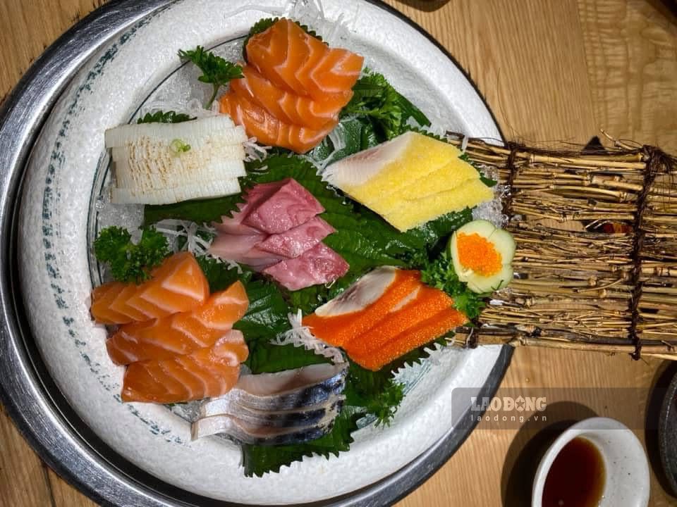 Cá hồi và cá trích nổi tiếng là nguồn cung cấp axit béo Omega-3 vượt trội. Ảnh: Trà My