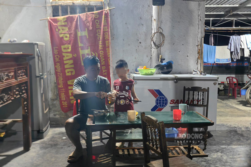 Anh Phạm Văn Năm mong phương án bồi thường, tái định cư được làm rõ để gia đình sớm ổn định cuộc sống. Ảnh: Đinh Đại