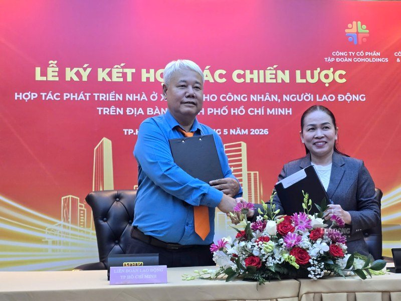 Đại diện LĐLĐ TPHCM (bên trái) đã ký biên bản ghi nhớ hợp tác phát triển nhà ở cho công nhân, người lao động trên địa bàn TPHCM với Công ty TNHH San lấp và xây dựng Lê Nguyễn. Ảnh: Nam Dương (chụp tháng 5.2026)