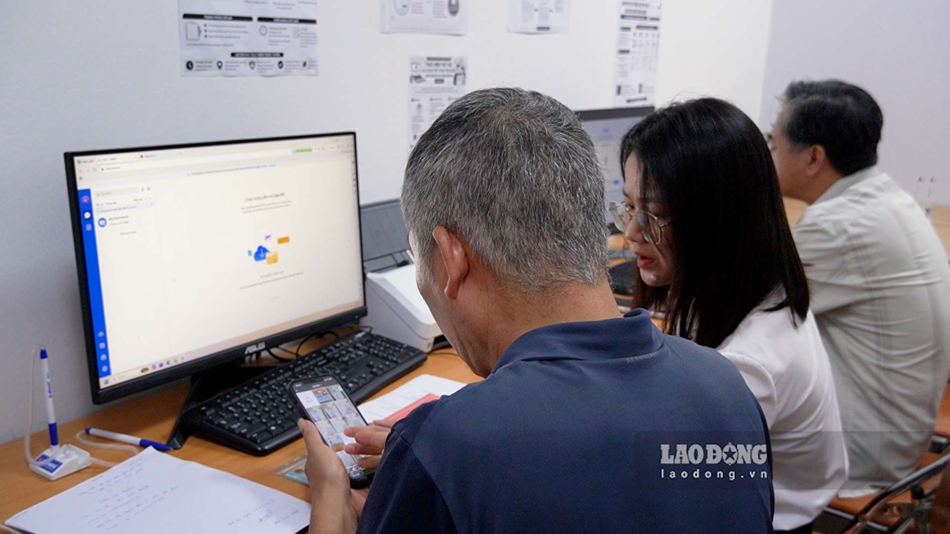 Người dân thuận tiện làm thủ tục hành chính với giấy tờ tích hợp trên VNeID. Ảnh: An Phương