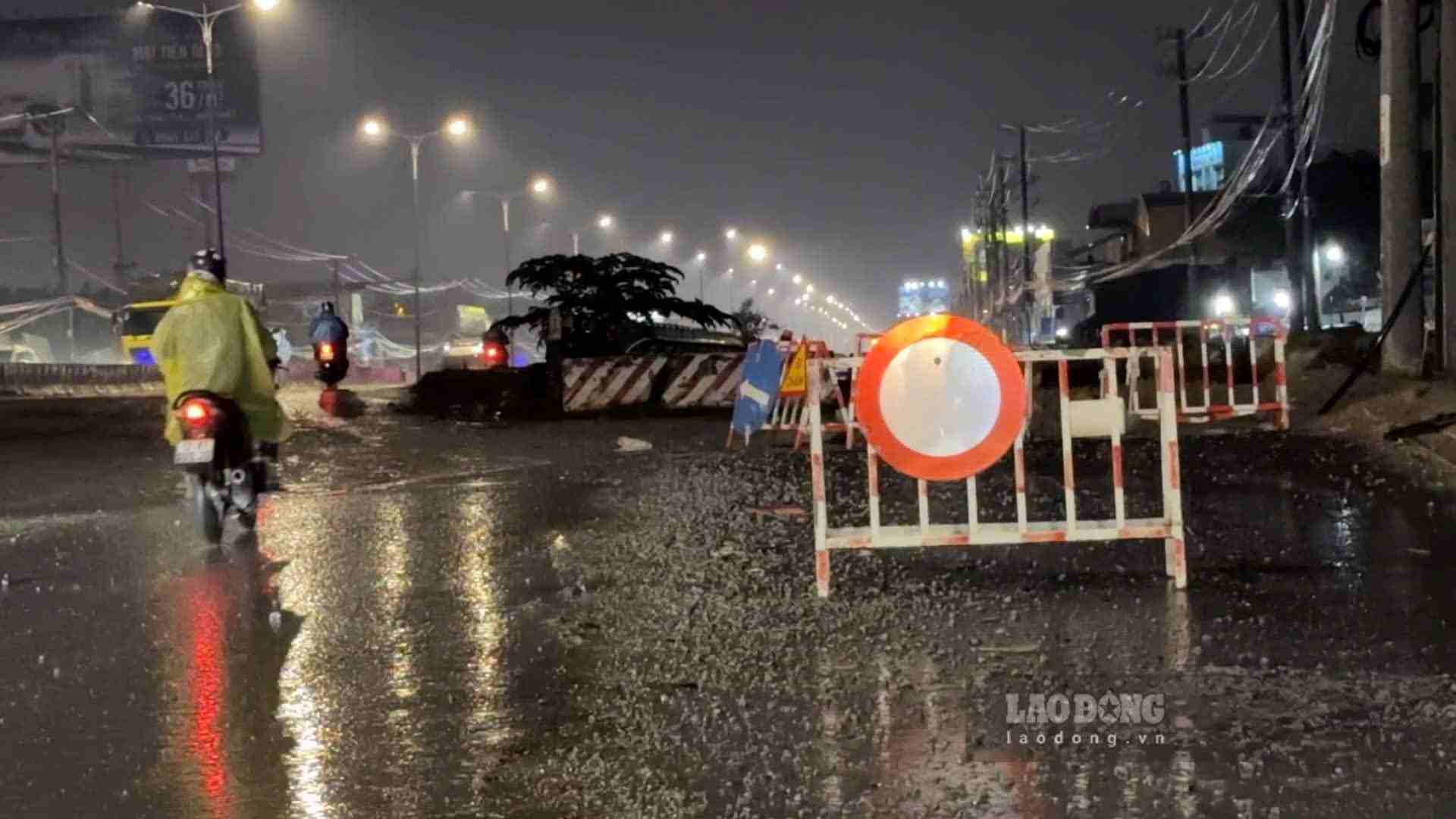 Quốc lộ 13 đang thi công dự án nâng cấp mở rộng, mặt đường không bằng phẳng, tiềm ẩn rủi ro tai nạn. Ảnh: Đình Trọng