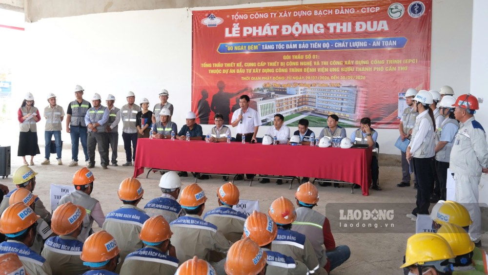 Phát động thi đua tăng tốc đảm bảo tiến độ, chất lượng, an toàn tại Dự án đầu tư xây dựng Bệnh viện Ung bướu TP Cần Thơ. Ảnh: Phong Linh