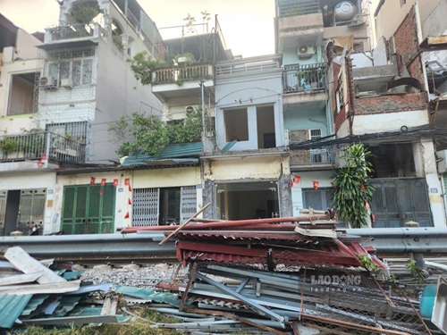 Người dân đang thu dọn tài sản, tháo dỡ nhà cửa để bàn giao mặt bằng phục vụ dự án mở rộng Quốc lộ 1.  Ảnh: Minh Hạnh chụp ngày 8.10.2026