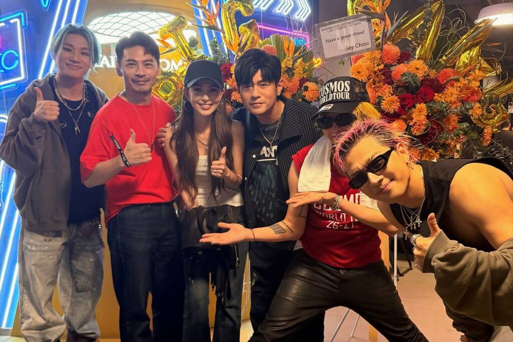 Vợ chồng Côn Lăng - Châu Kiệt Luân đến ủng hộ concert của BIGBANG. Ảnh: Xinhua