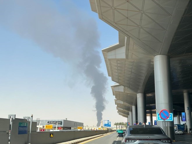 Leo thang căng thẳng sau loạt vụ tấn công sân bay tại Saudi Arabia