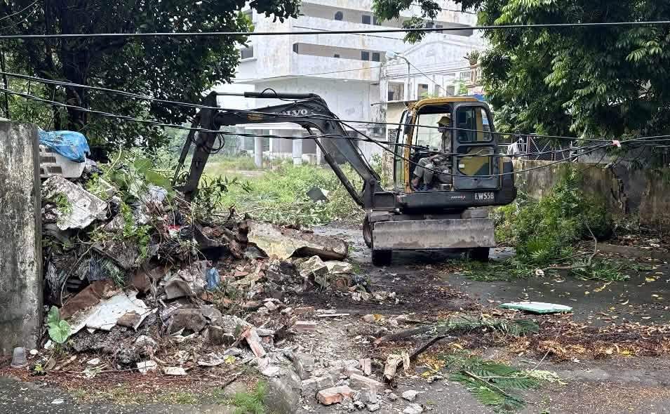 Các lực lượng chức năng phường Đồ Sơn tập trung triển khai công tác thu dọn, tháo dỡ vật kiến trúc, giải phóng mặt bằng phục vụ Dự án đường Lý Thái Tổ. Ảnh: Phường Đồ Sơn (chụp sáng 10.10)