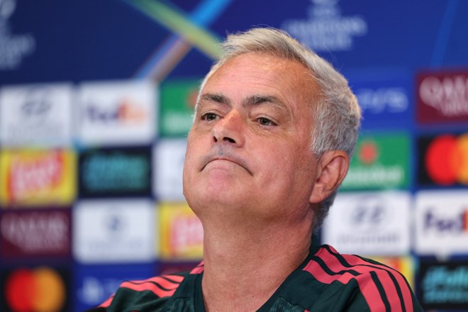 Mourinho phản ứng trước tranh cãi về tình huống thúc cùi chỏ của Guler