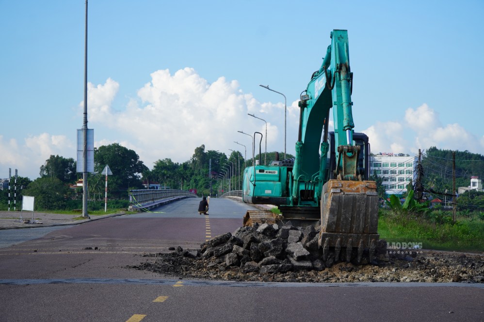 Tăng tốc thi công các hạng mục sau khi đóng cửa cầu Trà Khúc 1 cũ. Ảnh: Viên Nguyễn